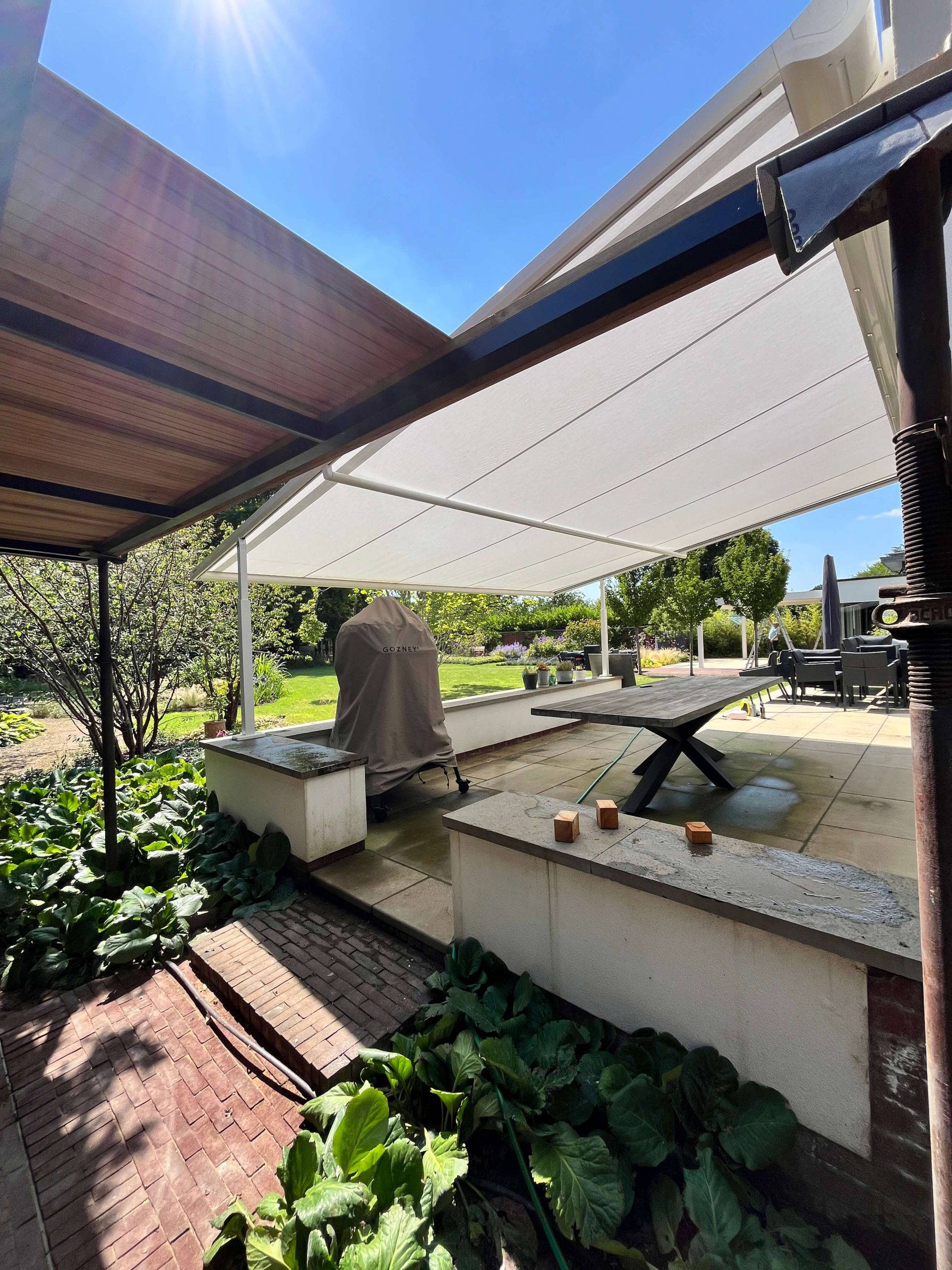 Weinor Plaza Viva pergola awning above a large outdoor dining terrace