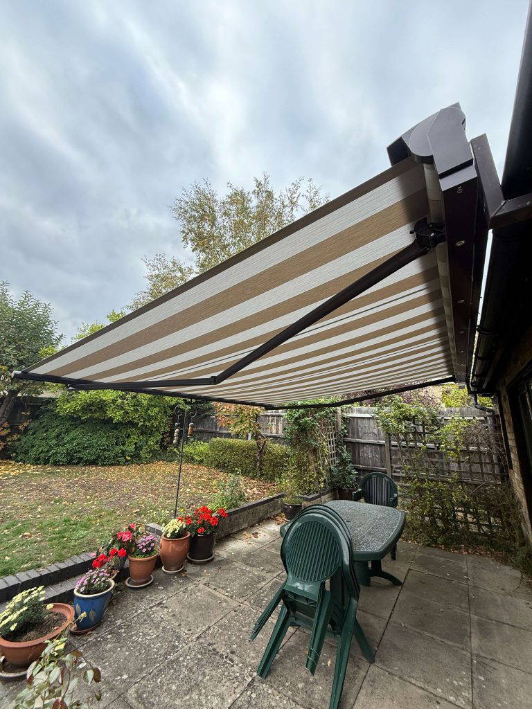 Weinor Topas awning above a garden patio dining set